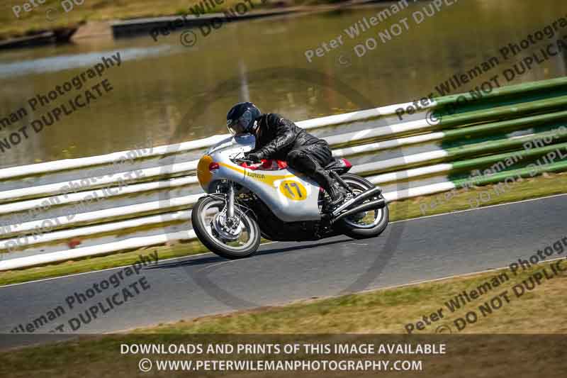 Vintage motorcycle club;eventdigitalimages;mallory park;mallory park trackday photographs;no limits trackdays;peter wileman photography;trackday digital images;trackday photos;vmcc festival 1000 bikes photographs